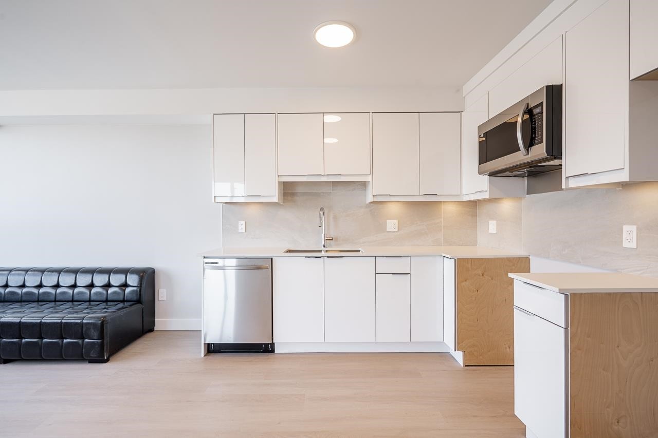 307-3050 Kingsway, Vancouver, BC - Indoor Photo Showing Kitchen With Double Sink