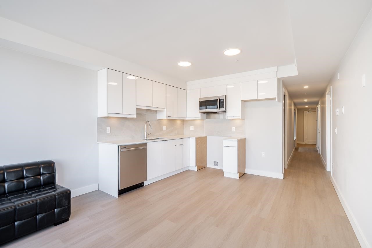 307-3050 Kingsway, Vancouver, BC - Indoor Photo Showing Kitchen