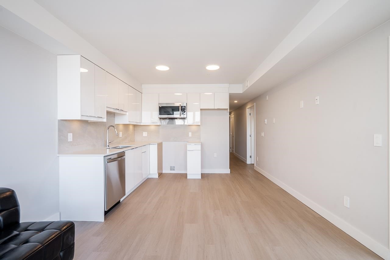 307-3050 Kingsway, Vancouver, BC - Indoor Photo Showing Kitchen