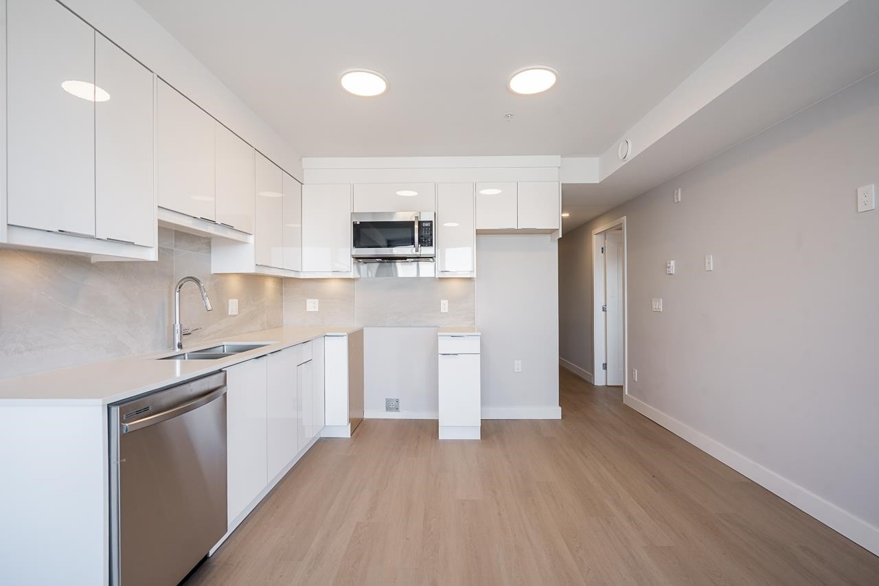 307-3050 Kingsway, Vancouver, BC - Indoor Photo Showing Kitchen With Double Sink