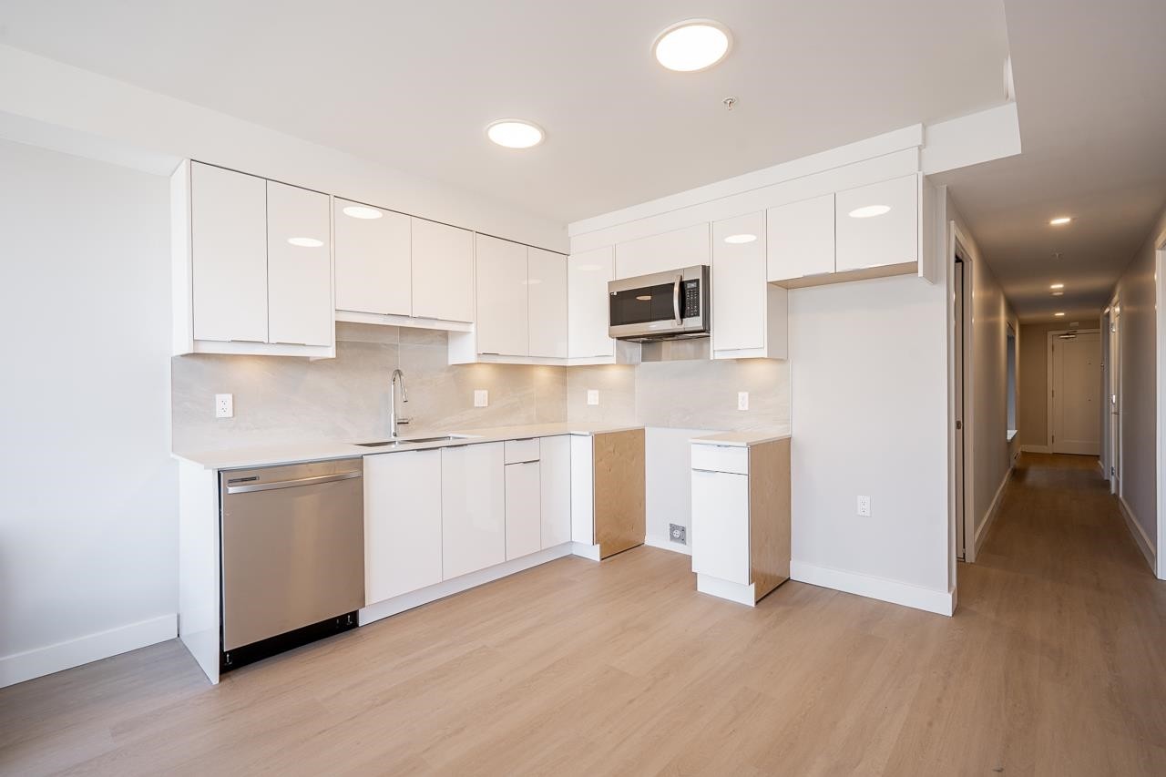 307-3050 Kingsway, Vancouver, BC - Indoor Photo Showing Kitchen