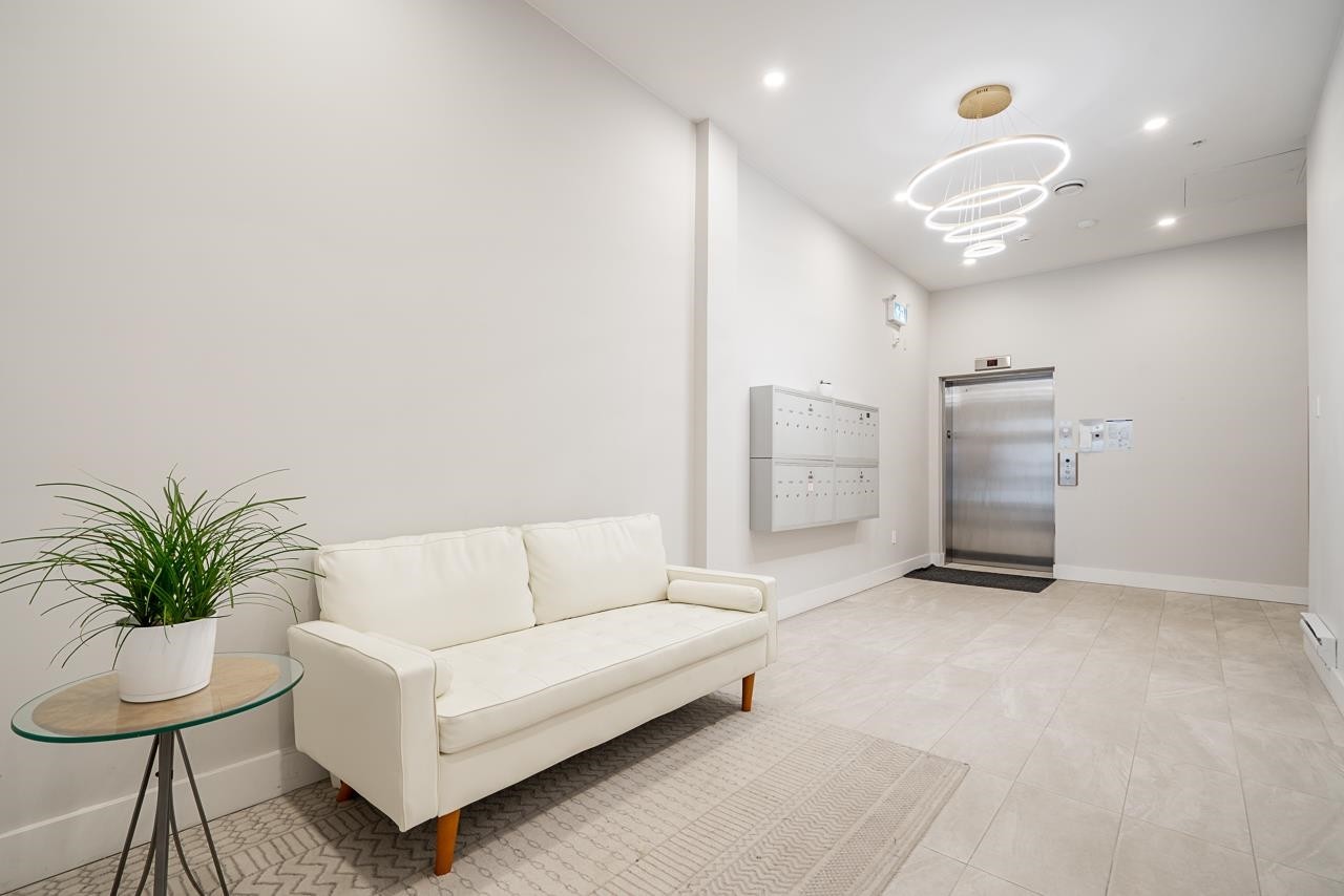 307-3050 Kingsway, Vancouver, BC - Indoor