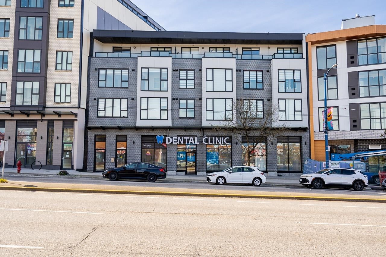 307-3050 Kingsway, Vancouver, BC - Outdoor With Facade