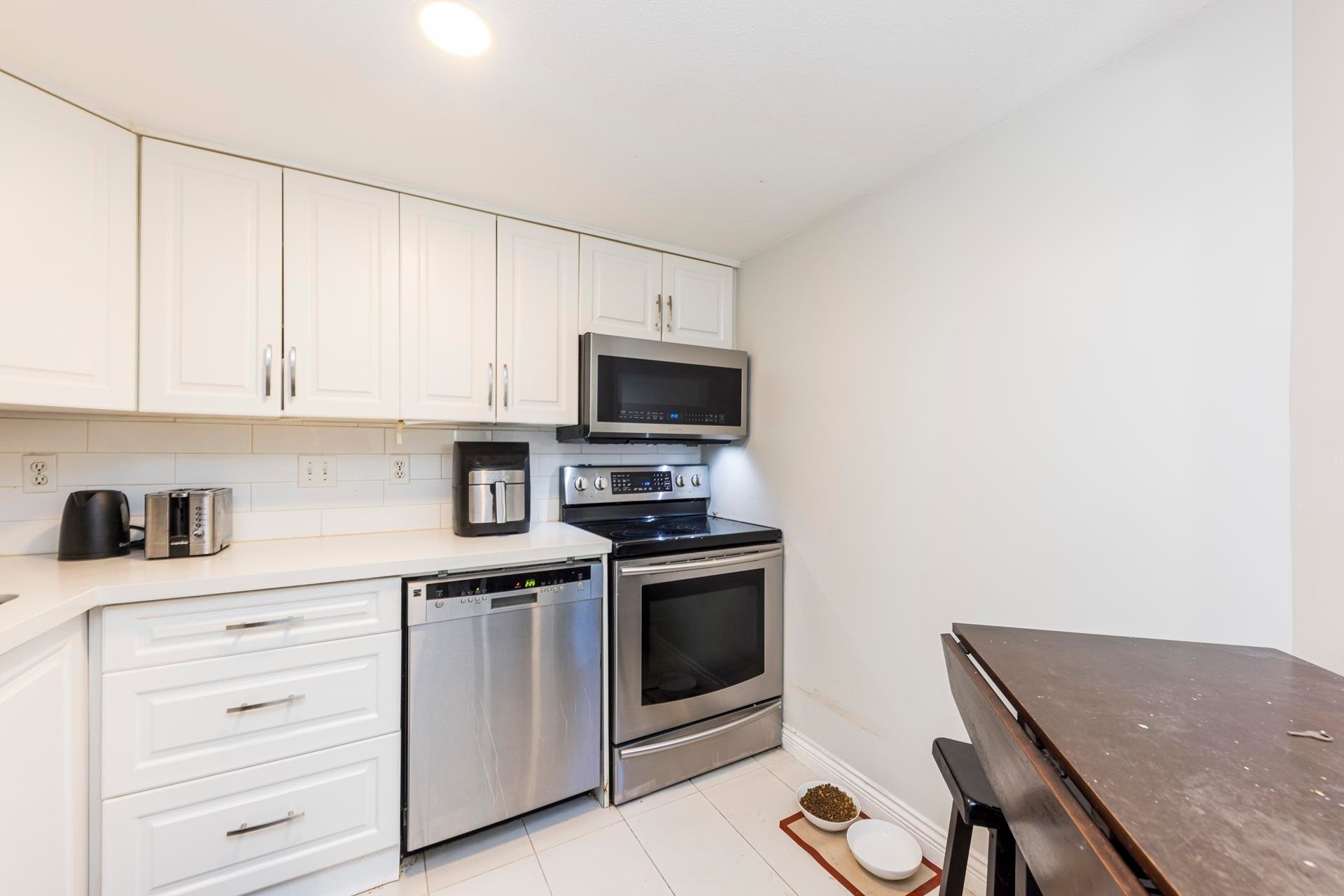 7-249 4Th Street E, North Vancouver, BC - Indoor Photo Showing Kitchen