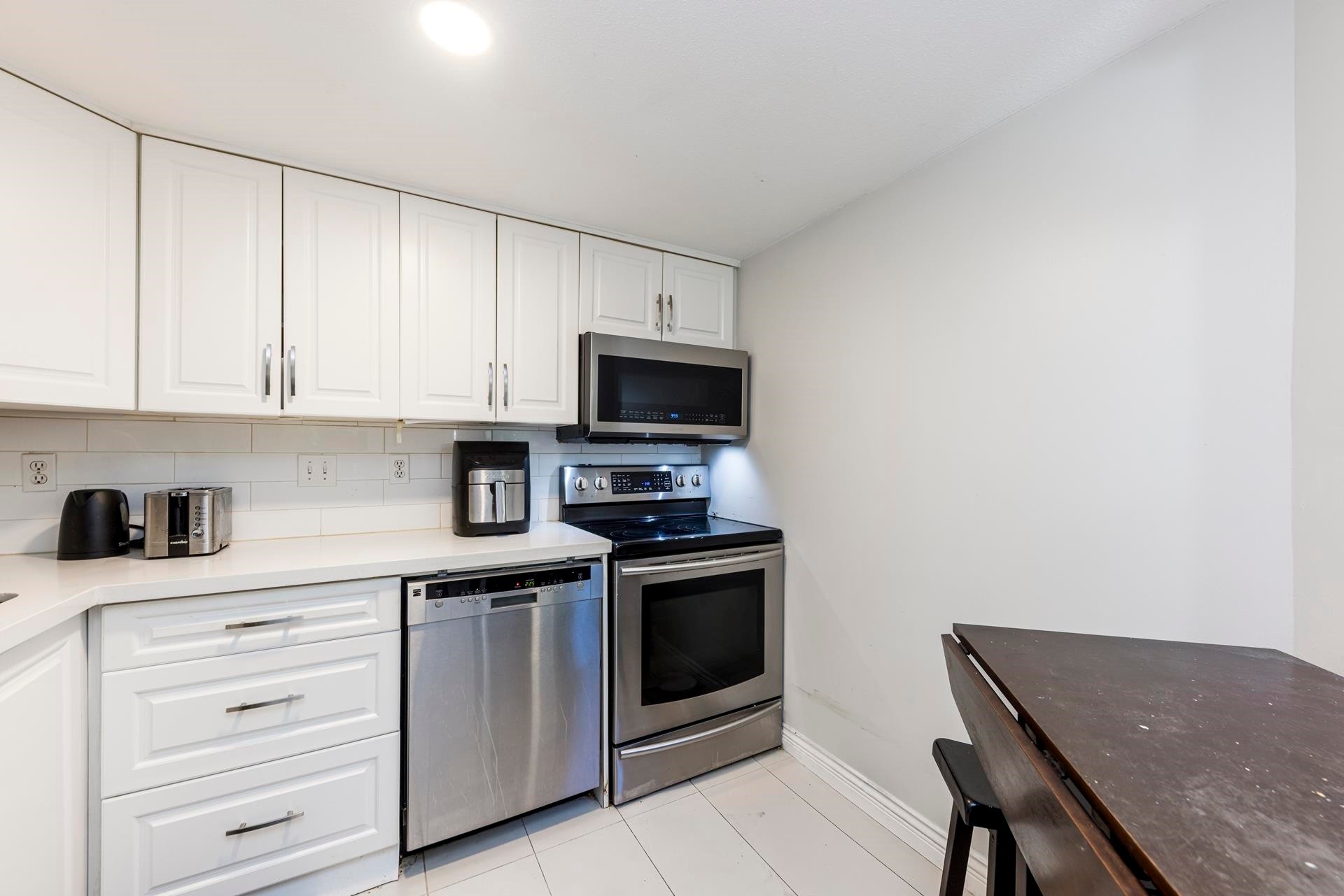 7-249 4Th Street E, North Vancouver, BC - Indoor Photo Showing Kitchen