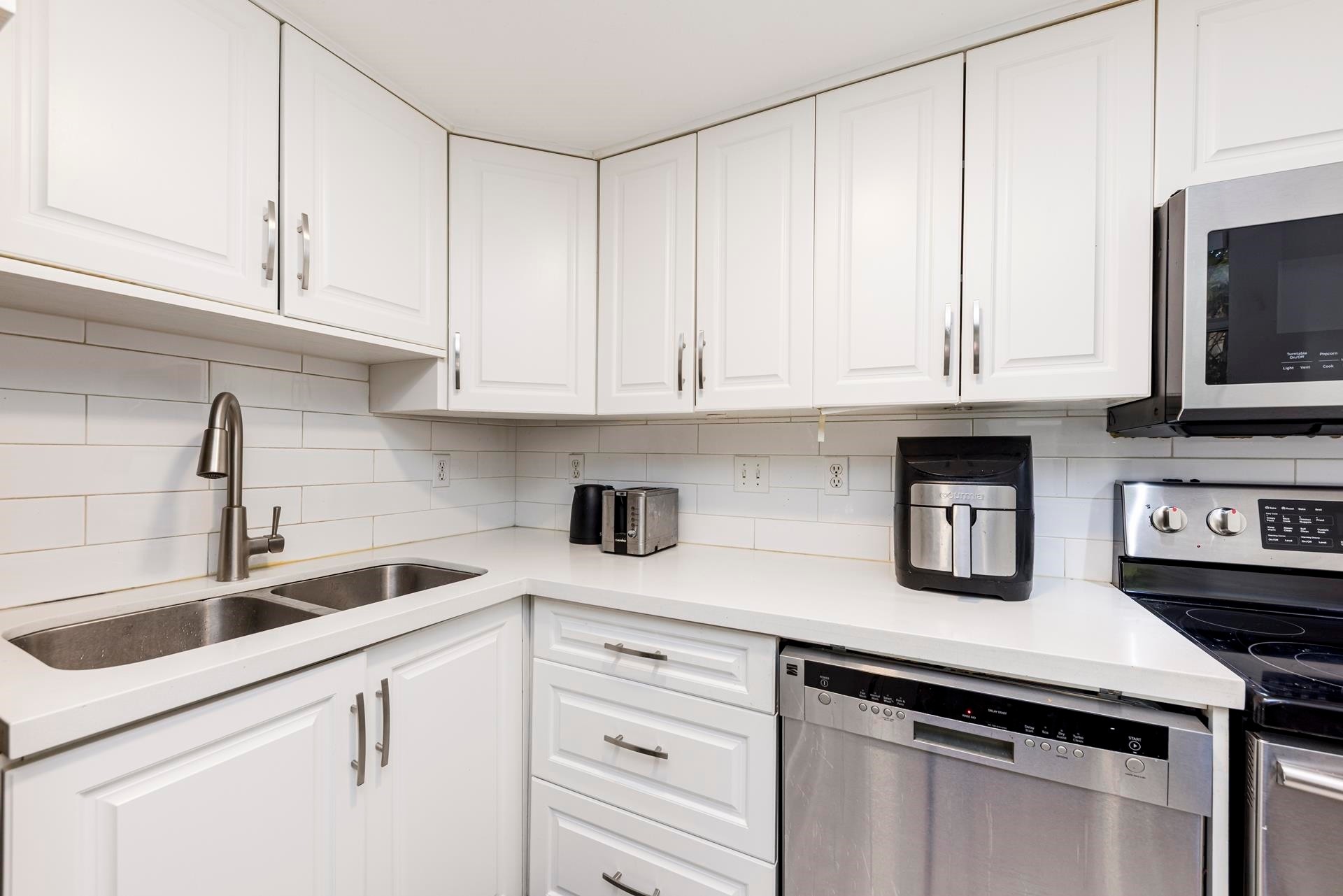 7-249 4Th Street E, North Vancouver, BC - Indoor Photo Showing Kitchen With Double Sink