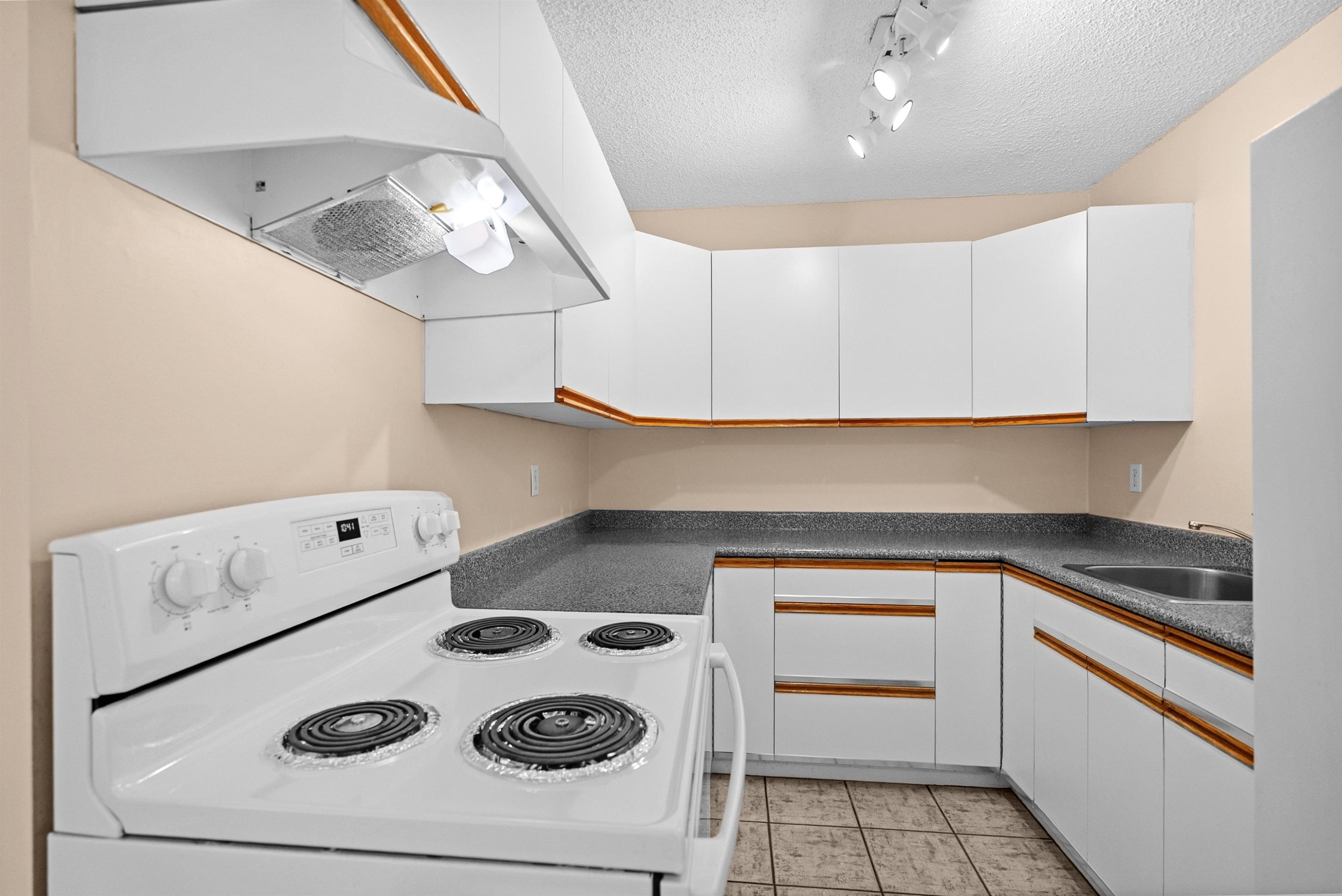 304-7200 Lindsay Road, Richmond, BC - Indoor Photo Showing Kitchen