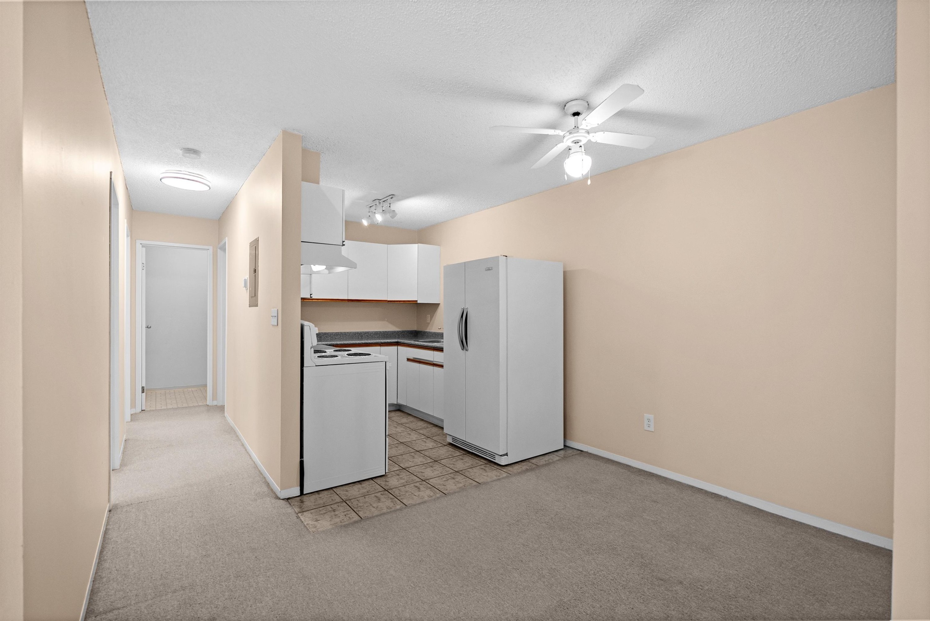 304-7200 Lindsay Road, Richmond, BC - Indoor Photo Showing Kitchen