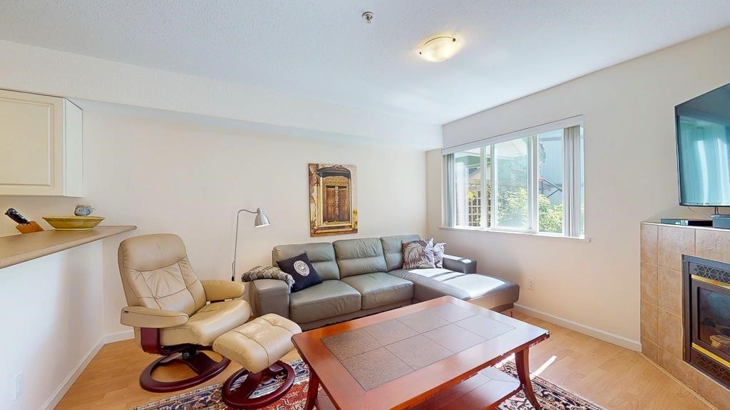 34-735 Park Road, Gibsons, BC - Indoor Photo Showing Living Room With Fireplace