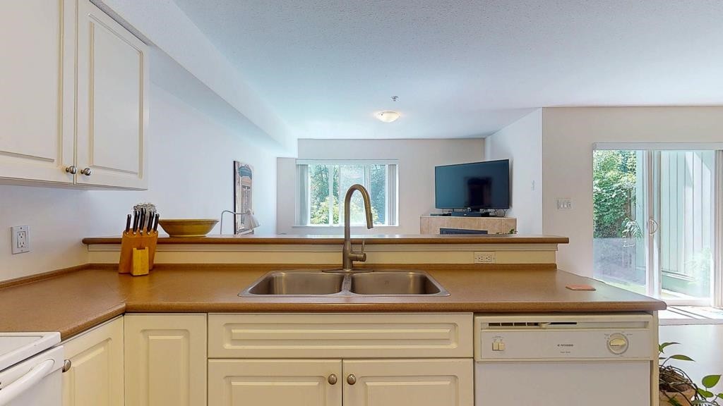 34-735 Park Road, Gibsons, BC - Indoor Photo Showing Kitchen With Double Sink