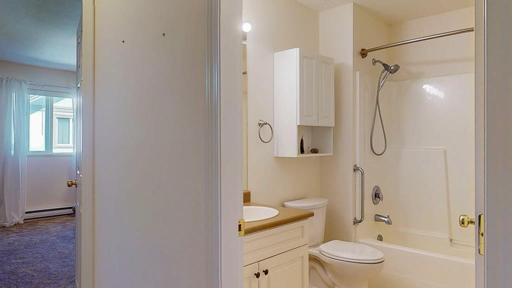 34-735 Park Road, Gibsons, BC - Indoor Photo Showing Bathroom