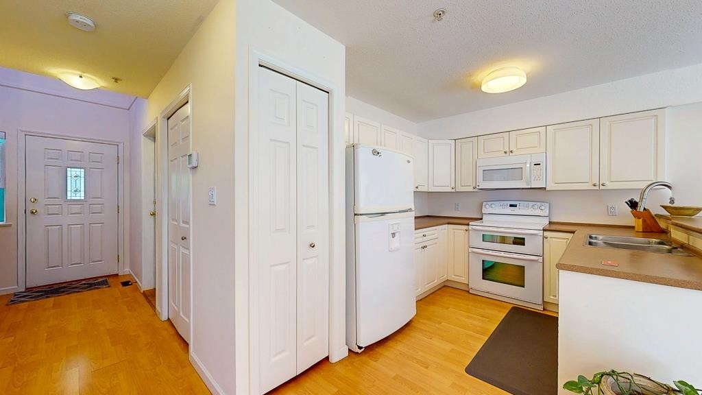 34-735 Park Road, Gibsons, BC - Indoor Photo Showing Kitchen