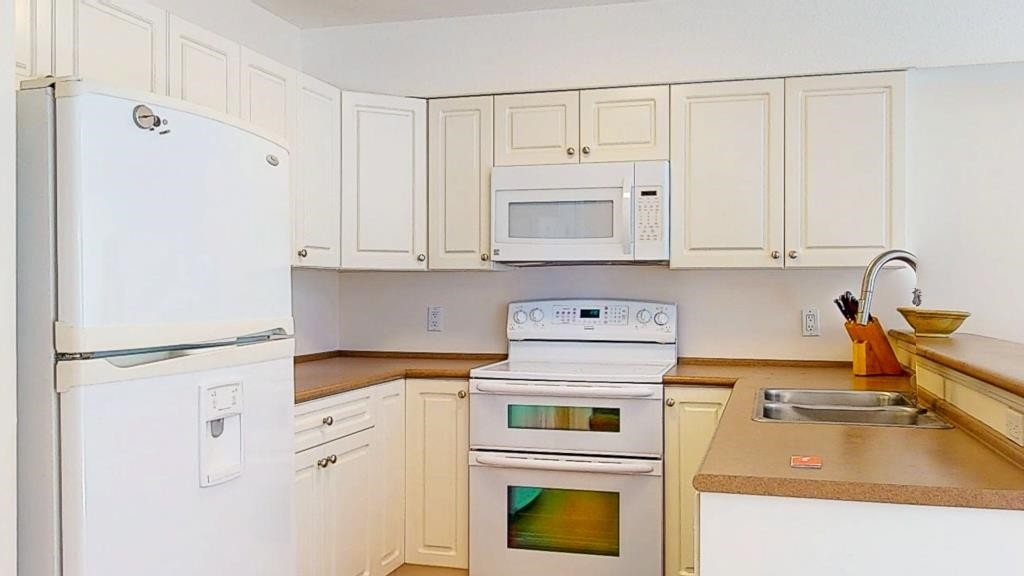 34-735 Park Road, Gibsons, BC - Indoor Photo Showing Kitchen With Double Sink