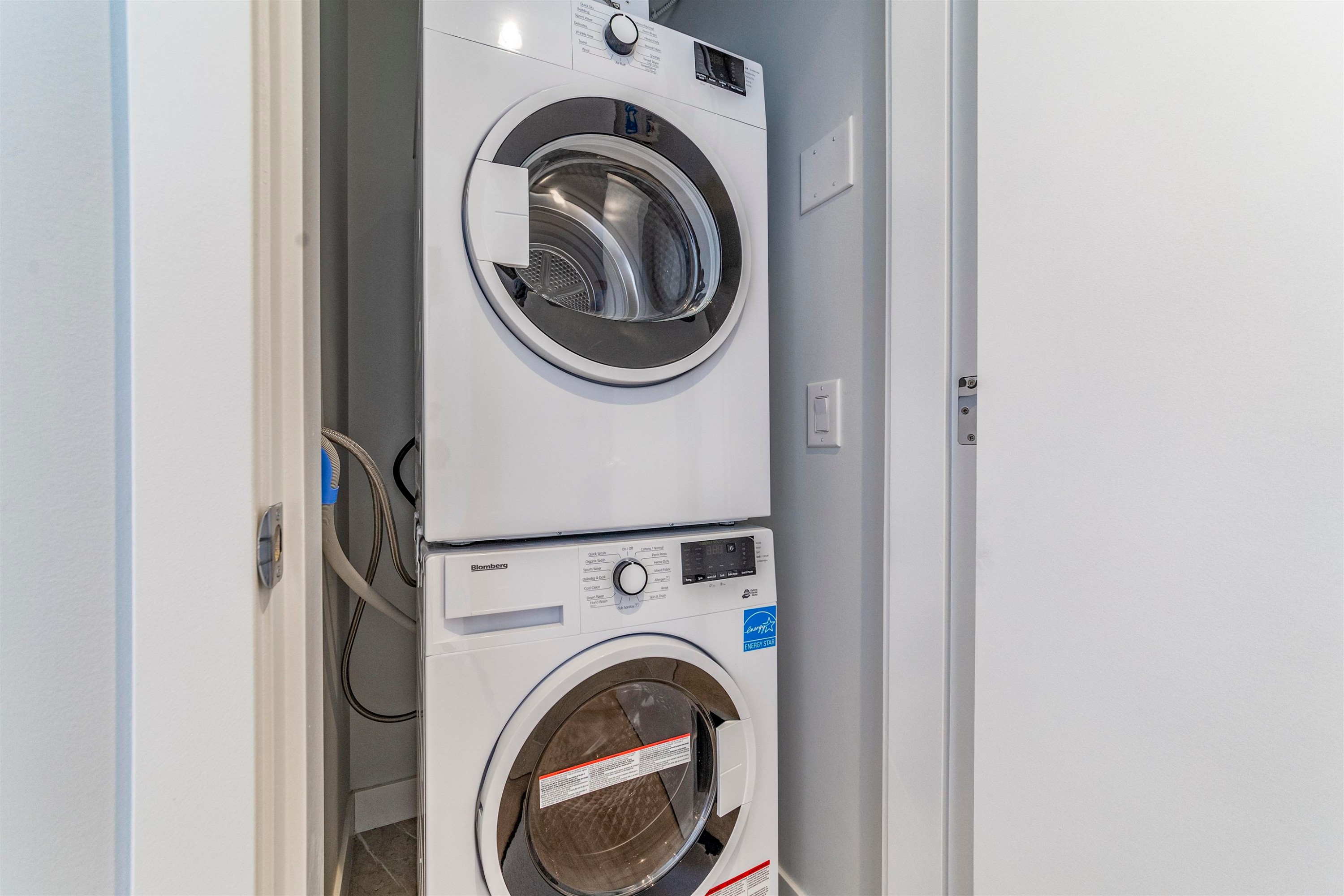 301-5380 Crooked Branch Road, Vancouver, BC - Indoor Photo Showing Laundry Room