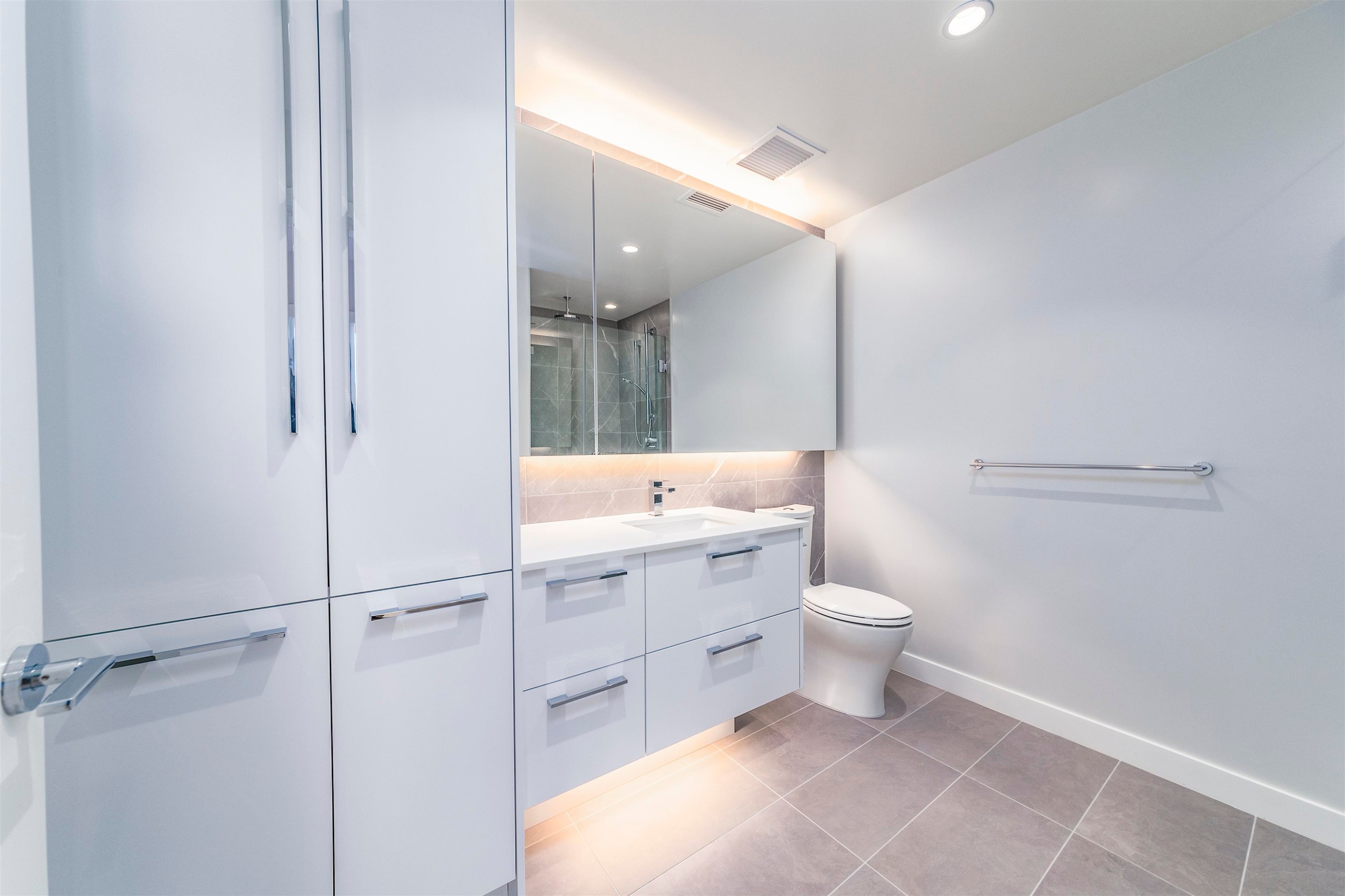 301-5380 Crooked Branch Road, Vancouver, BC - Indoor Photo Showing Bathroom