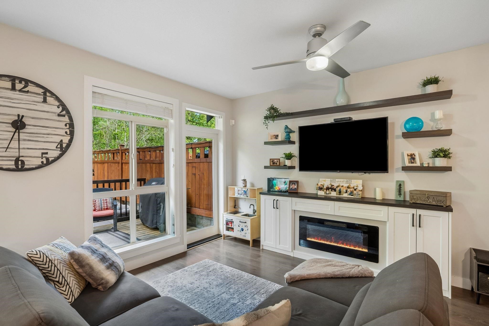 152-11305 240 Street, Maple Ridge, BC - Indoor Photo Showing Living Room With Fireplace