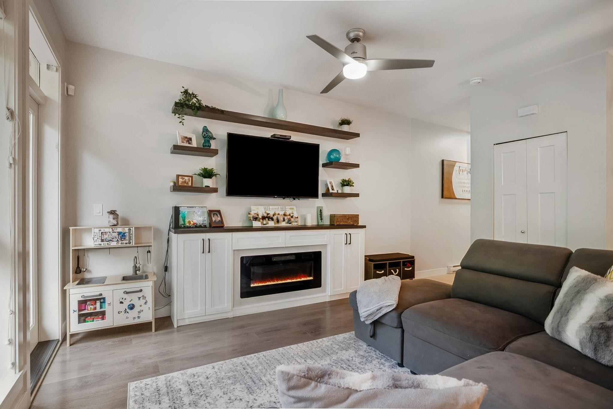 152-11305 240 Street, Maple Ridge, BC - Indoor Photo Showing Living Room With Fireplace