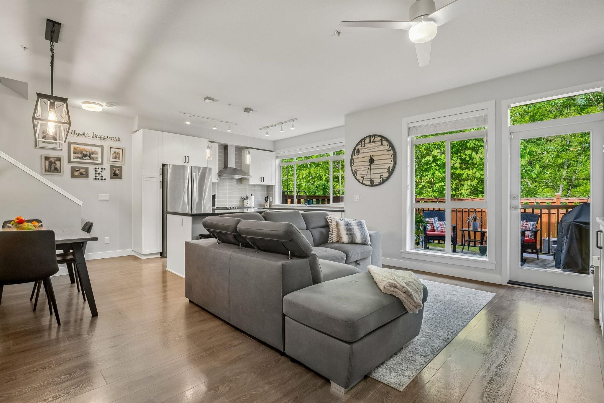 152-11305 240 Street, Maple Ridge, BC - Indoor Photo Showing Living Room