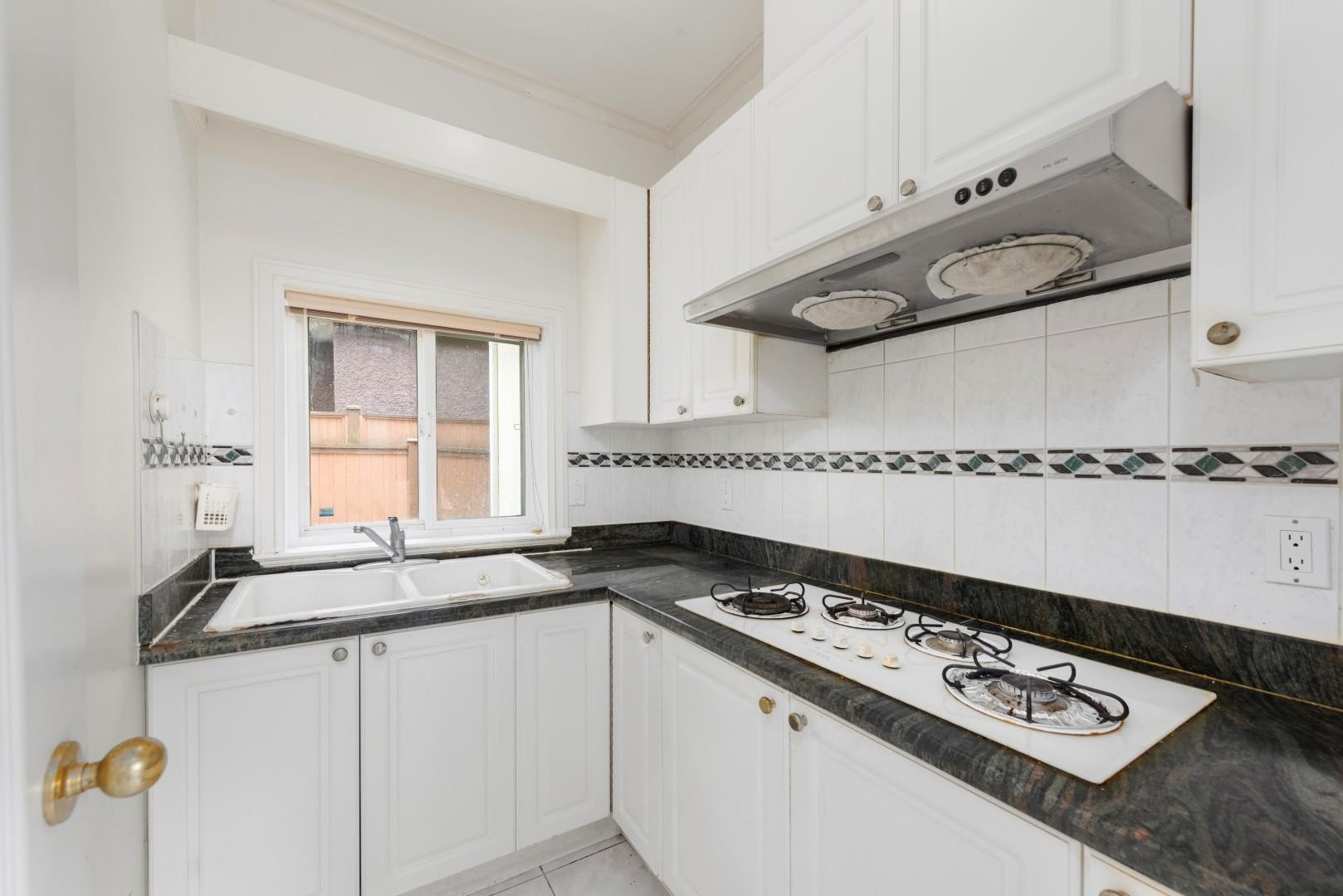 7471 Ledway Road, Richmond, BC - Indoor Photo Showing Kitchen