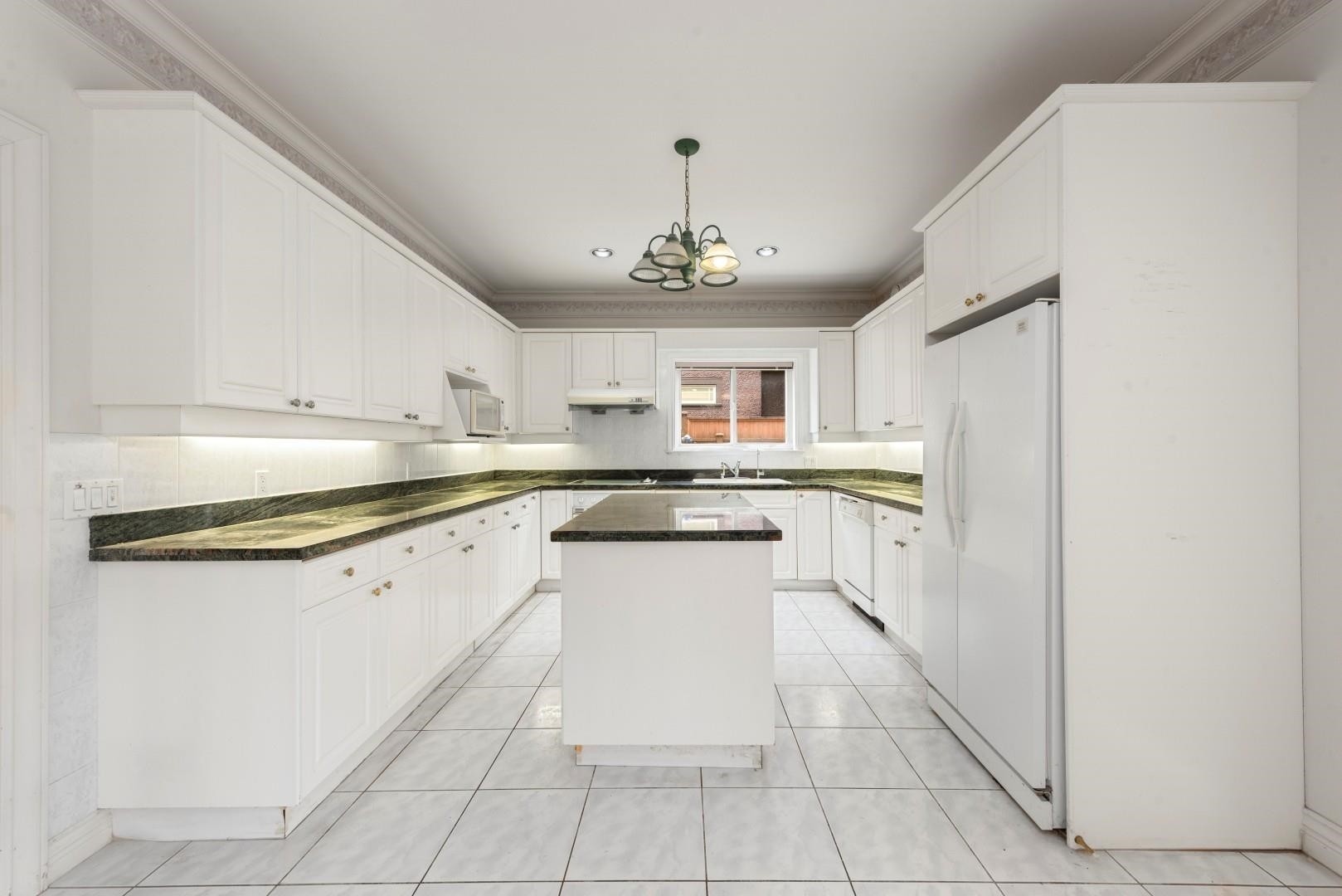 7471 Ledway Road, Richmond, BC - Indoor Photo Showing Kitchen