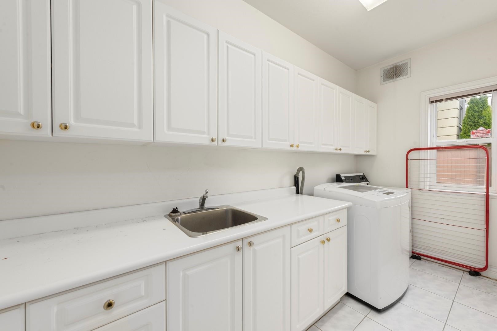 7471 Ledway Road, Richmond, BC - Indoor Photo Showing Laundry Room