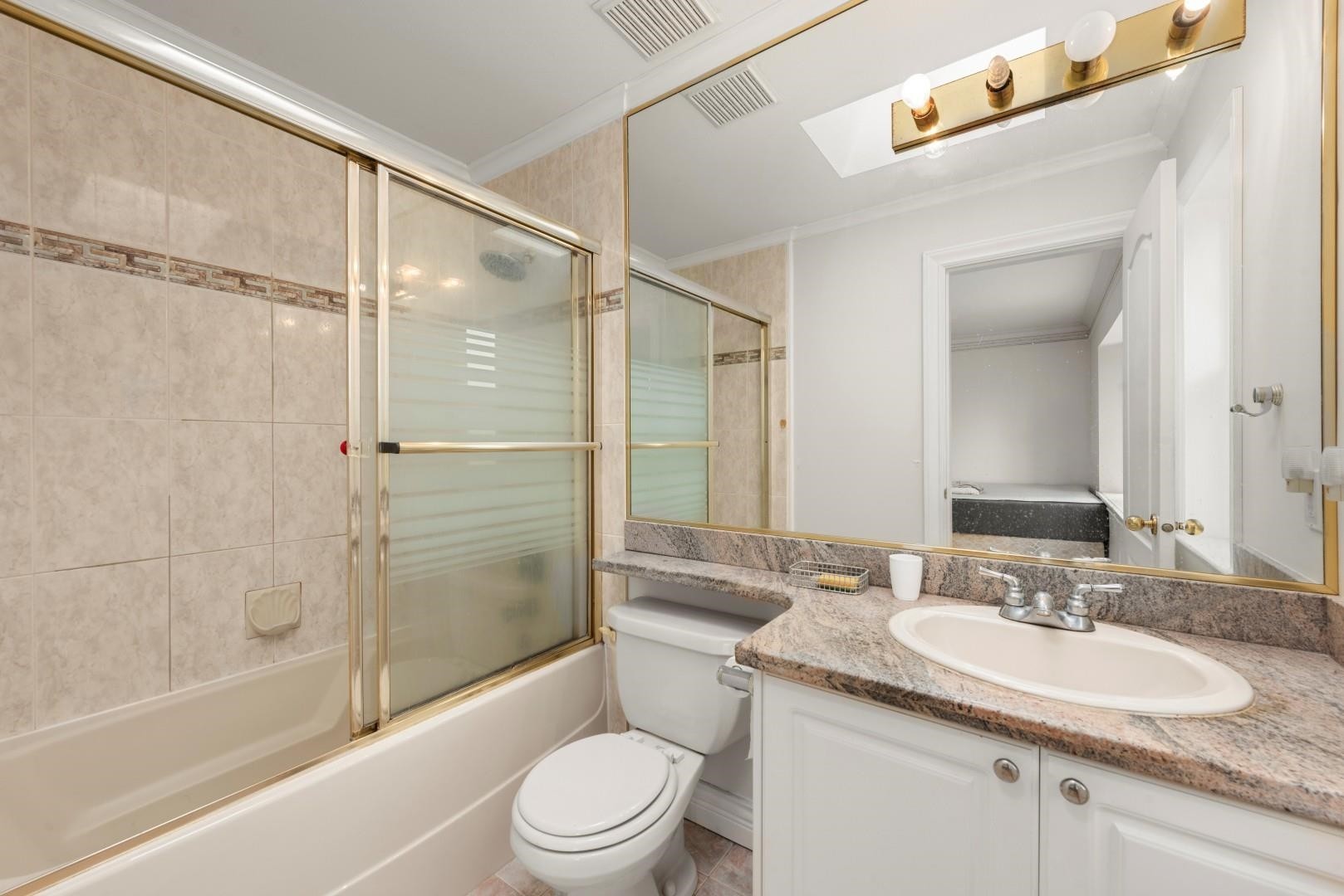 7471 Ledway Road, Richmond, BC - Indoor Photo Showing Bathroom