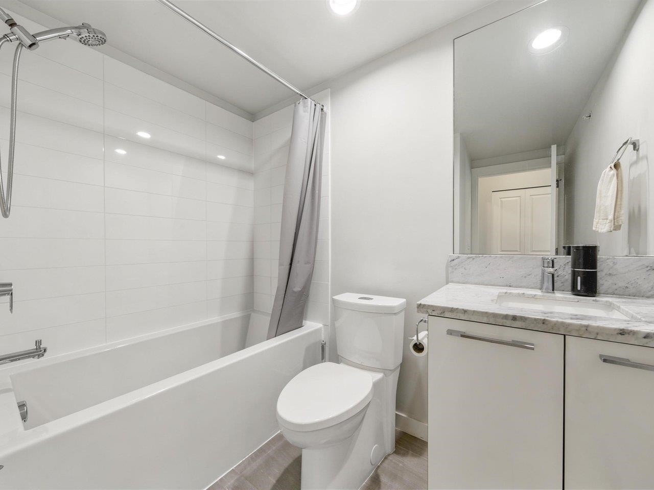 711-3281 Kent Avenue North E, Vancouver, BC - Indoor Photo Showing Bathroom