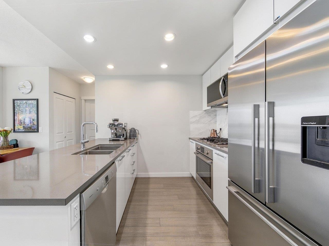 711-3281 Kent Avenue North E, Vancouver, BC - Indoor Photo Showing Kitchen With Double Sink With Upgraded Kitchen