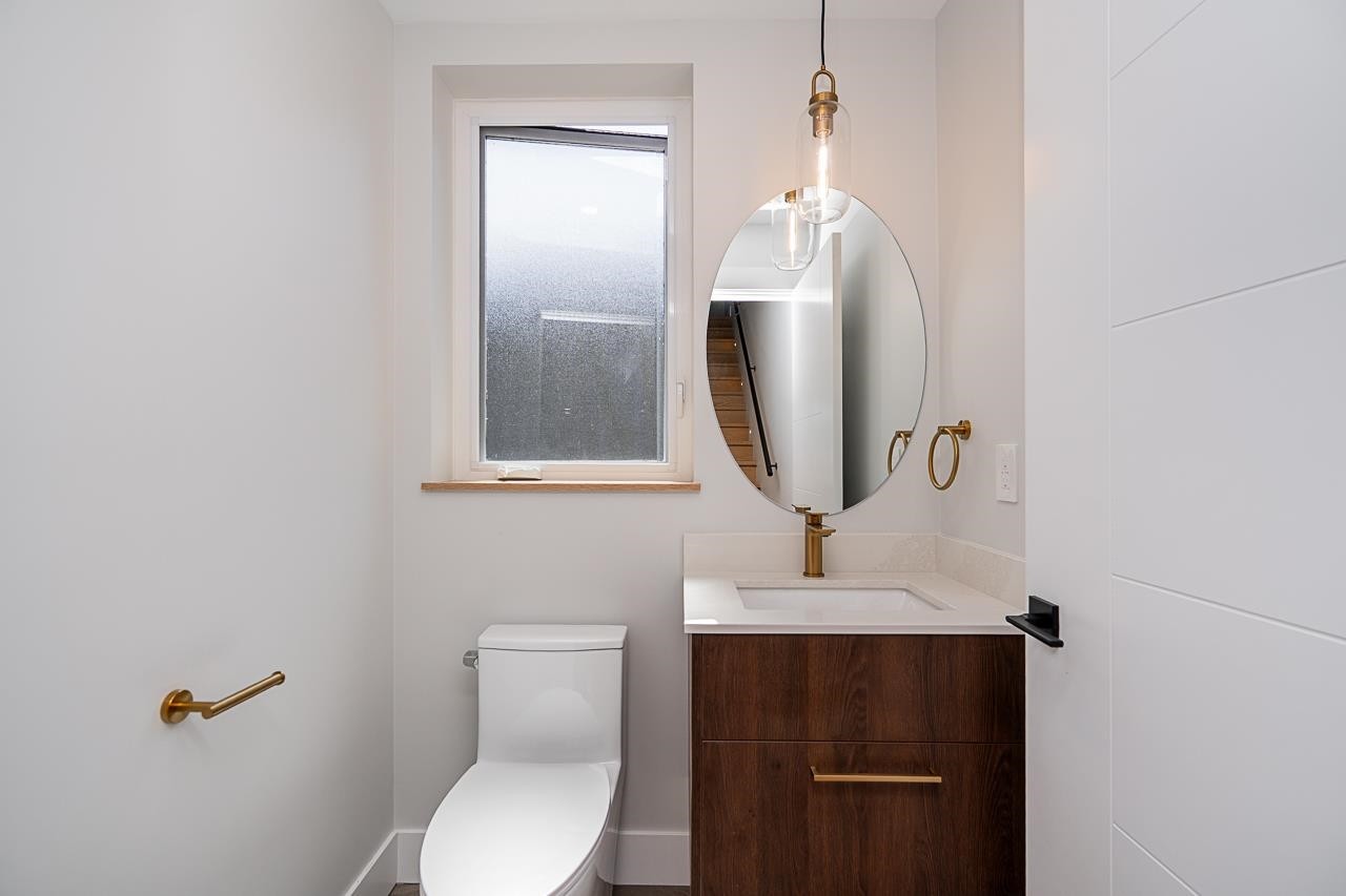 3-676 22Nd Avenue E, Vancouver, BC - Indoor Photo Showing Bathroom