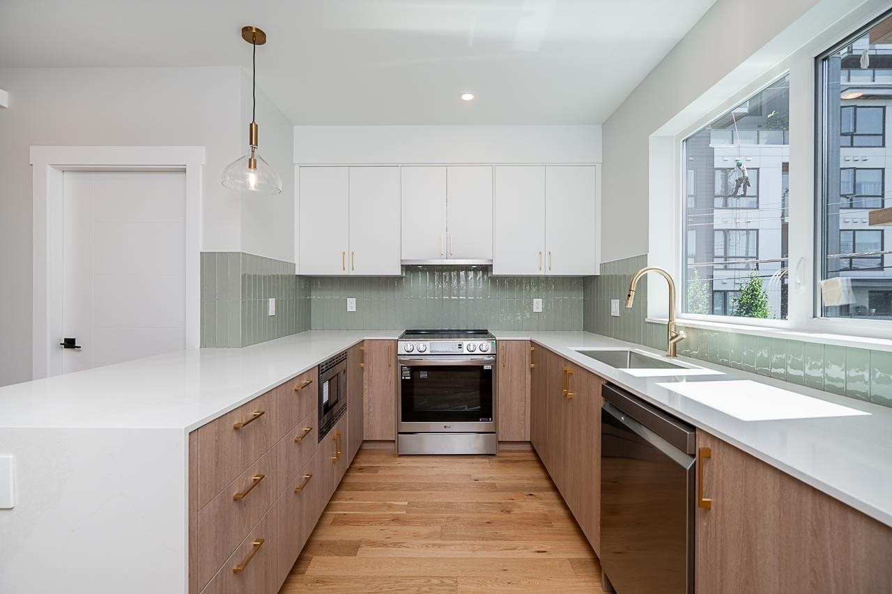 3-676 22Nd Avenue E, Vancouver, BC - Indoor Photo Showing Kitchen With Upgraded Kitchen