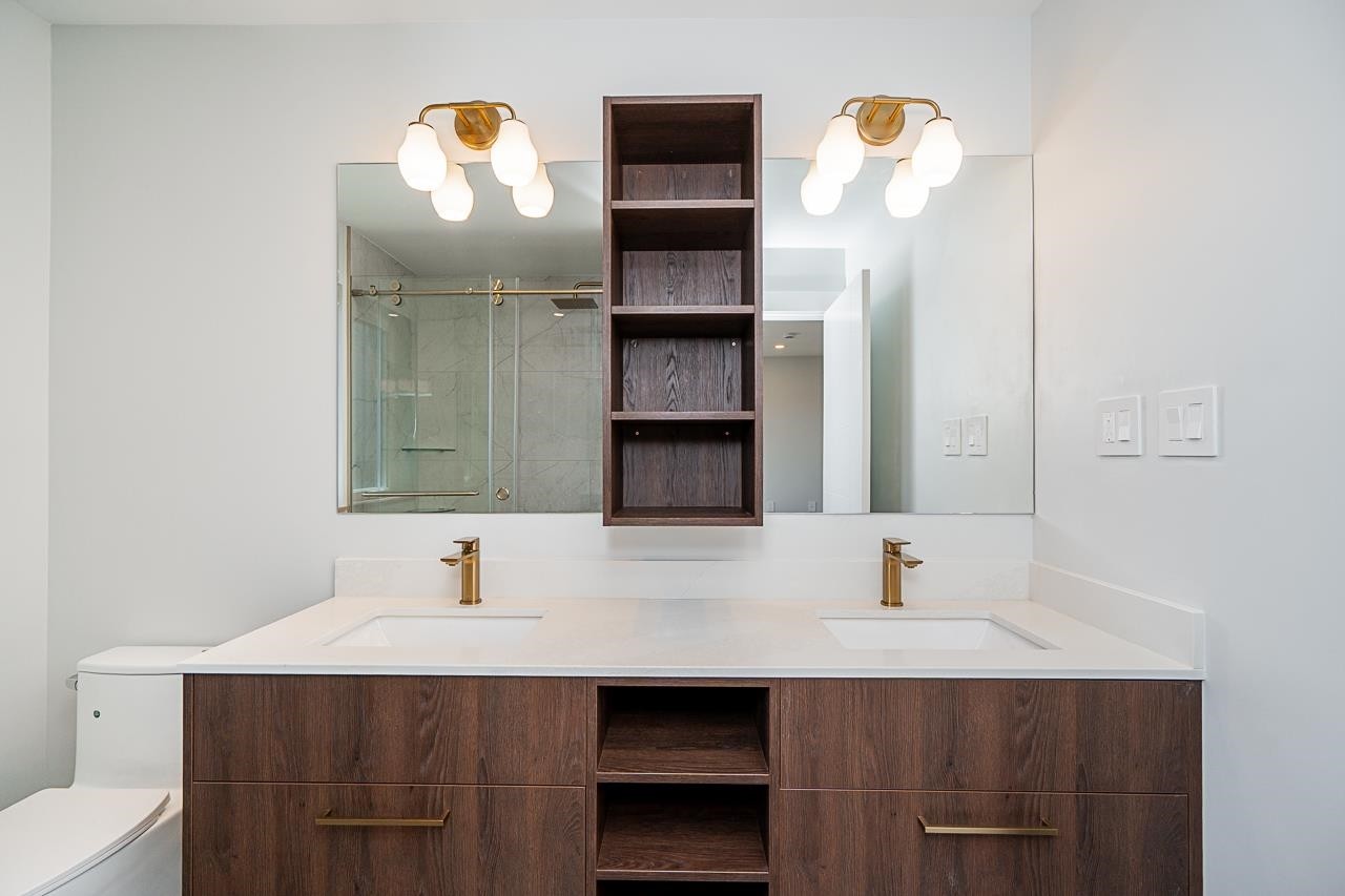 3-676 22Nd Avenue E, Vancouver, BC - Indoor Photo Showing Bathroom