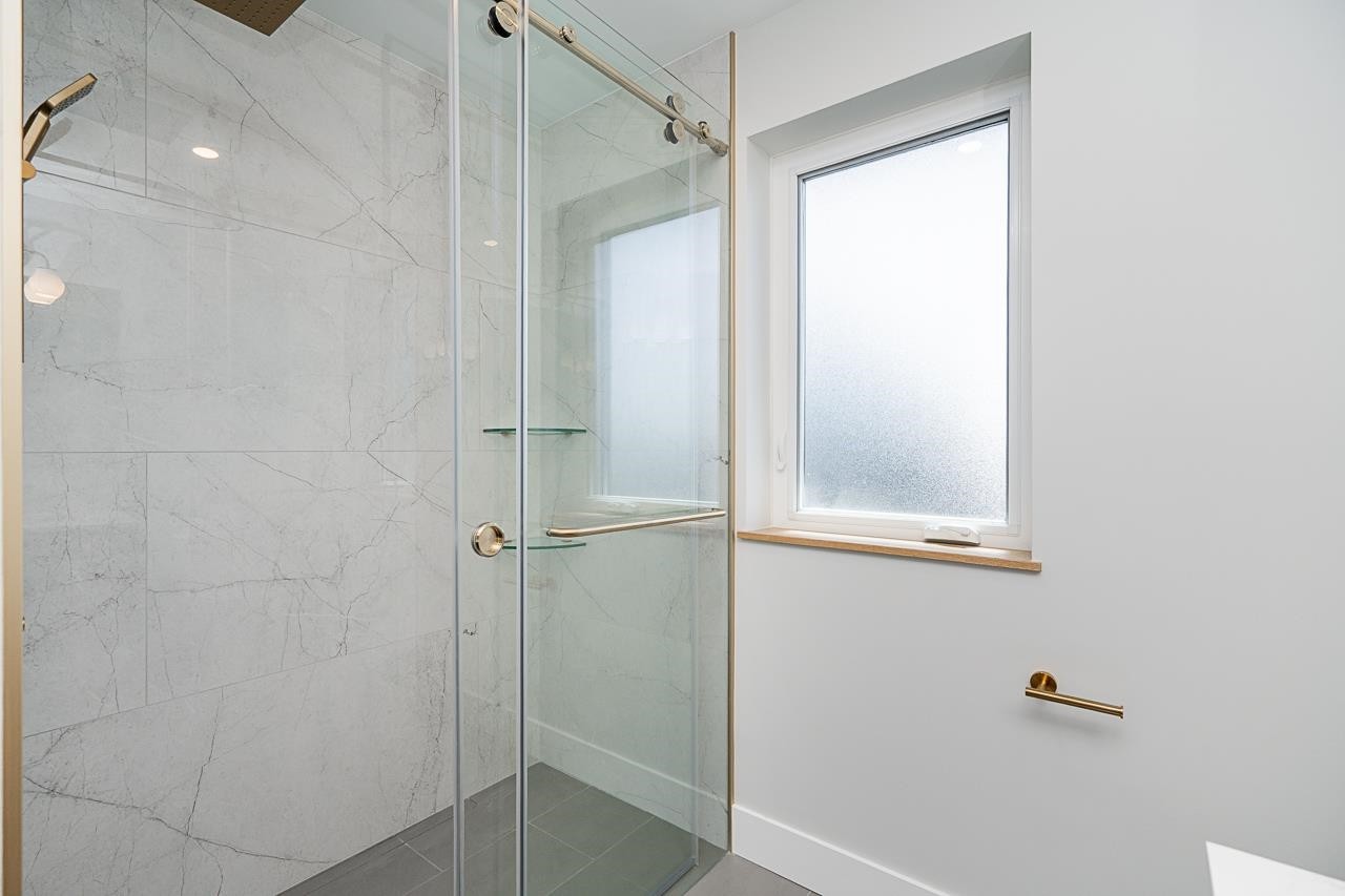3-676 22Nd Avenue E, Vancouver, BC - Indoor Photo Showing Bathroom