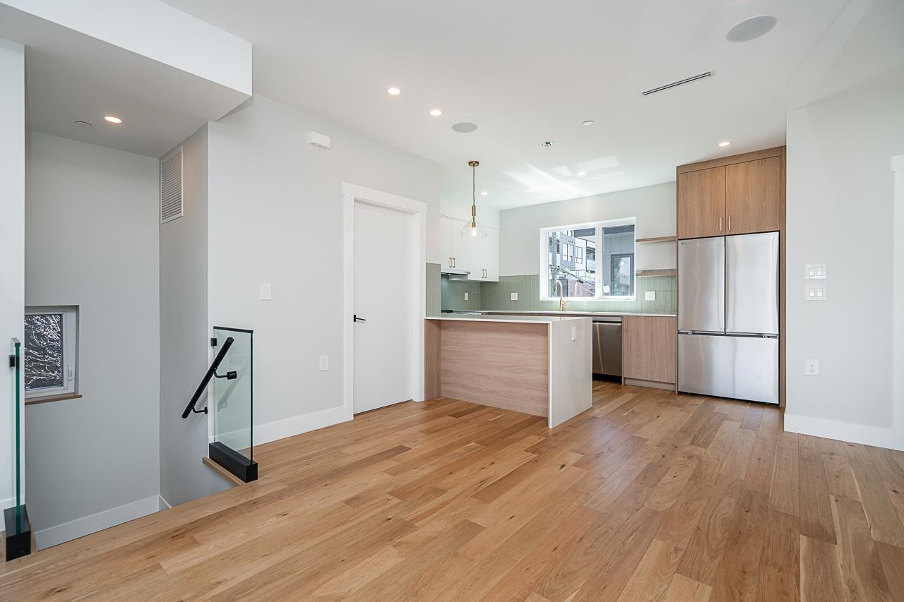 3-676 22Nd Avenue E, Vancouver, BC - Indoor Photo Showing Kitchen