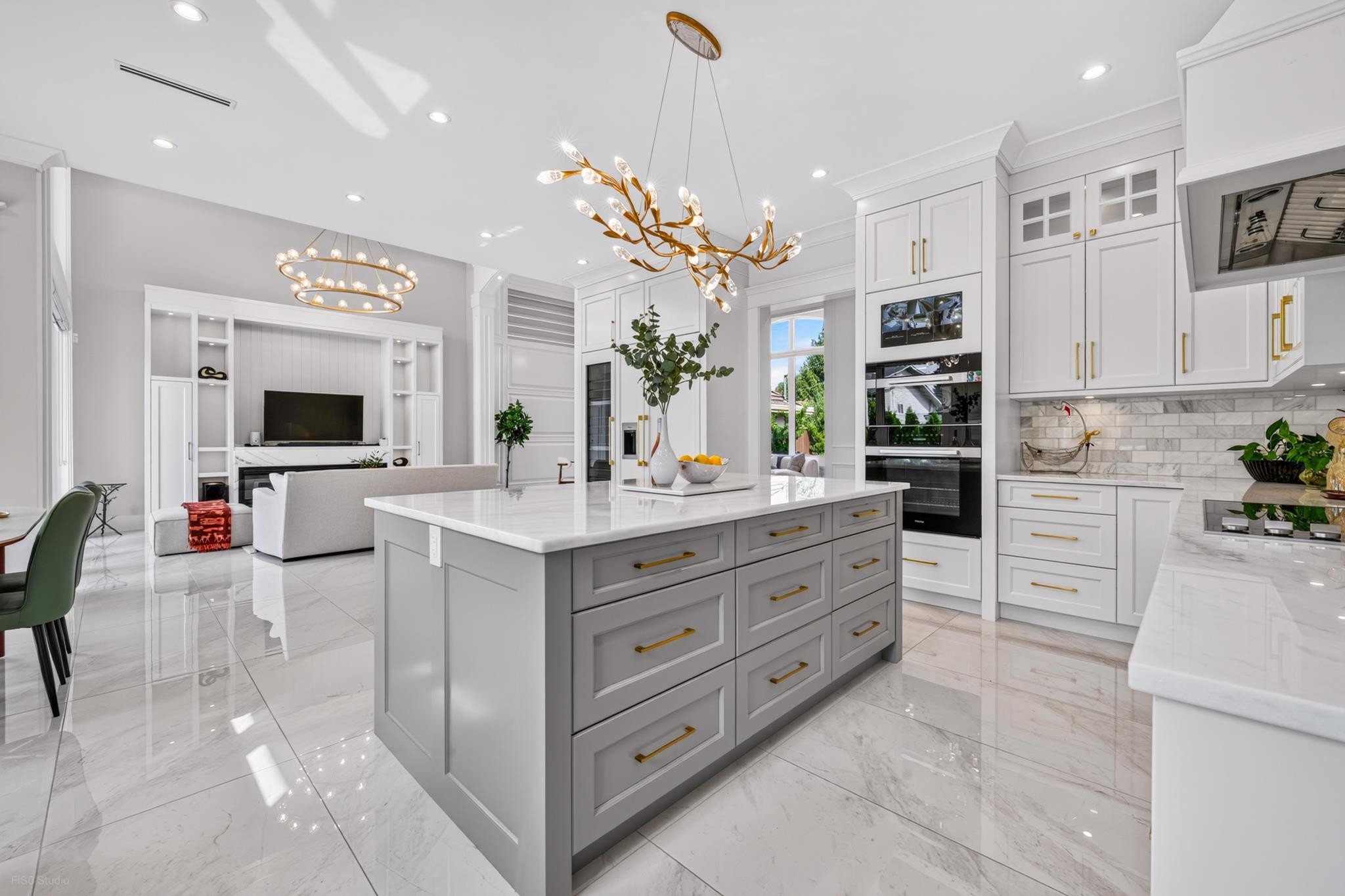8480 Mowbray Road, Richmond, BC - Indoor Photo Showing Kitchen With Upgraded Kitchen