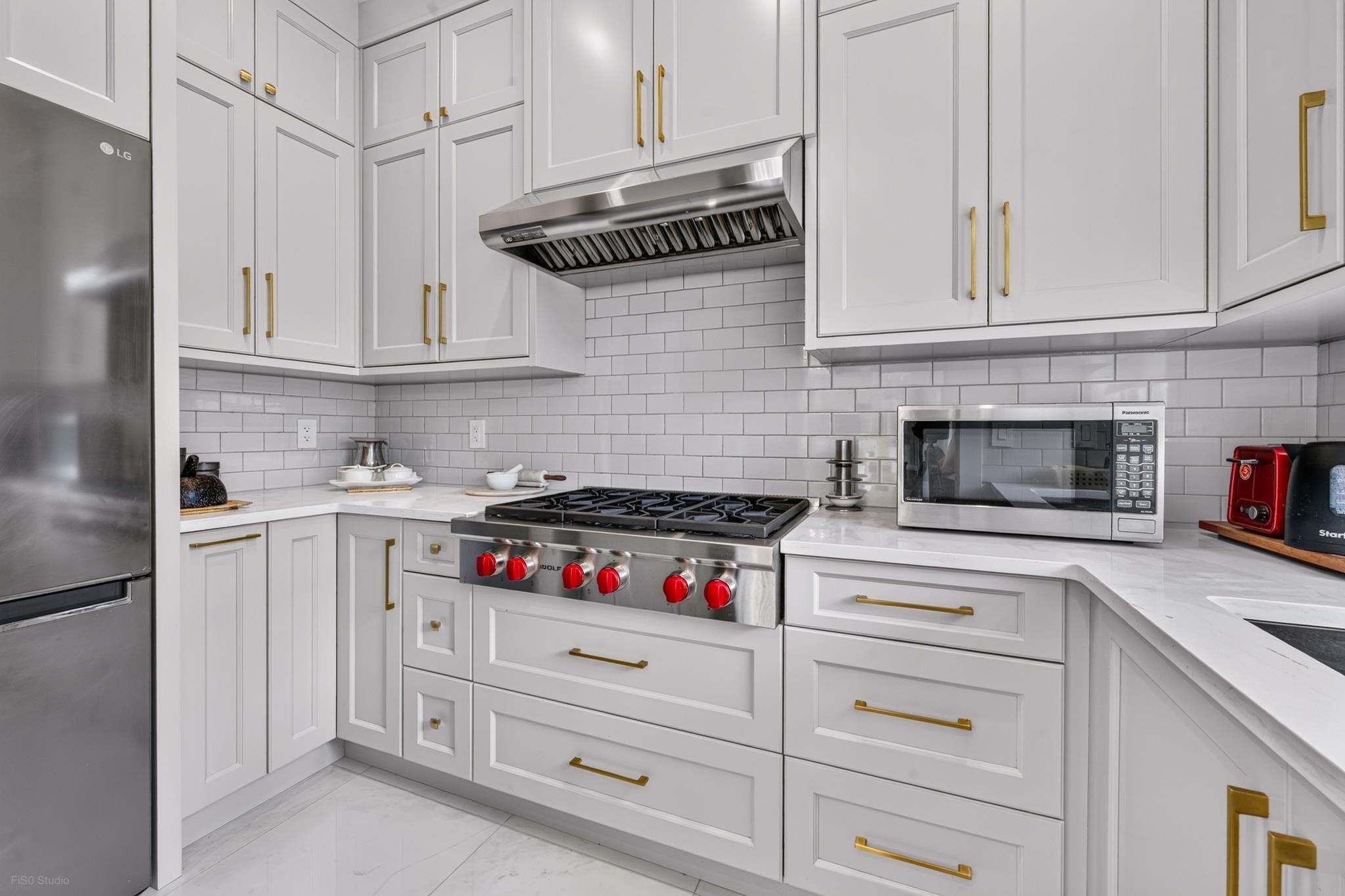 8480 Mowbray Road, Richmond, BC - Indoor Photo Showing Kitchen With Upgraded Kitchen