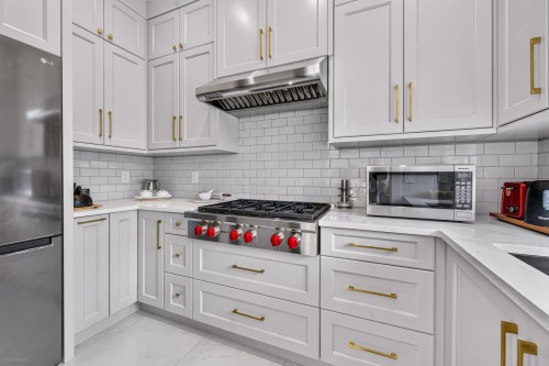 8480 Mowbray Road, Richmond, BC - Indoor Photo Showing Kitchen With Upgraded Kitchen