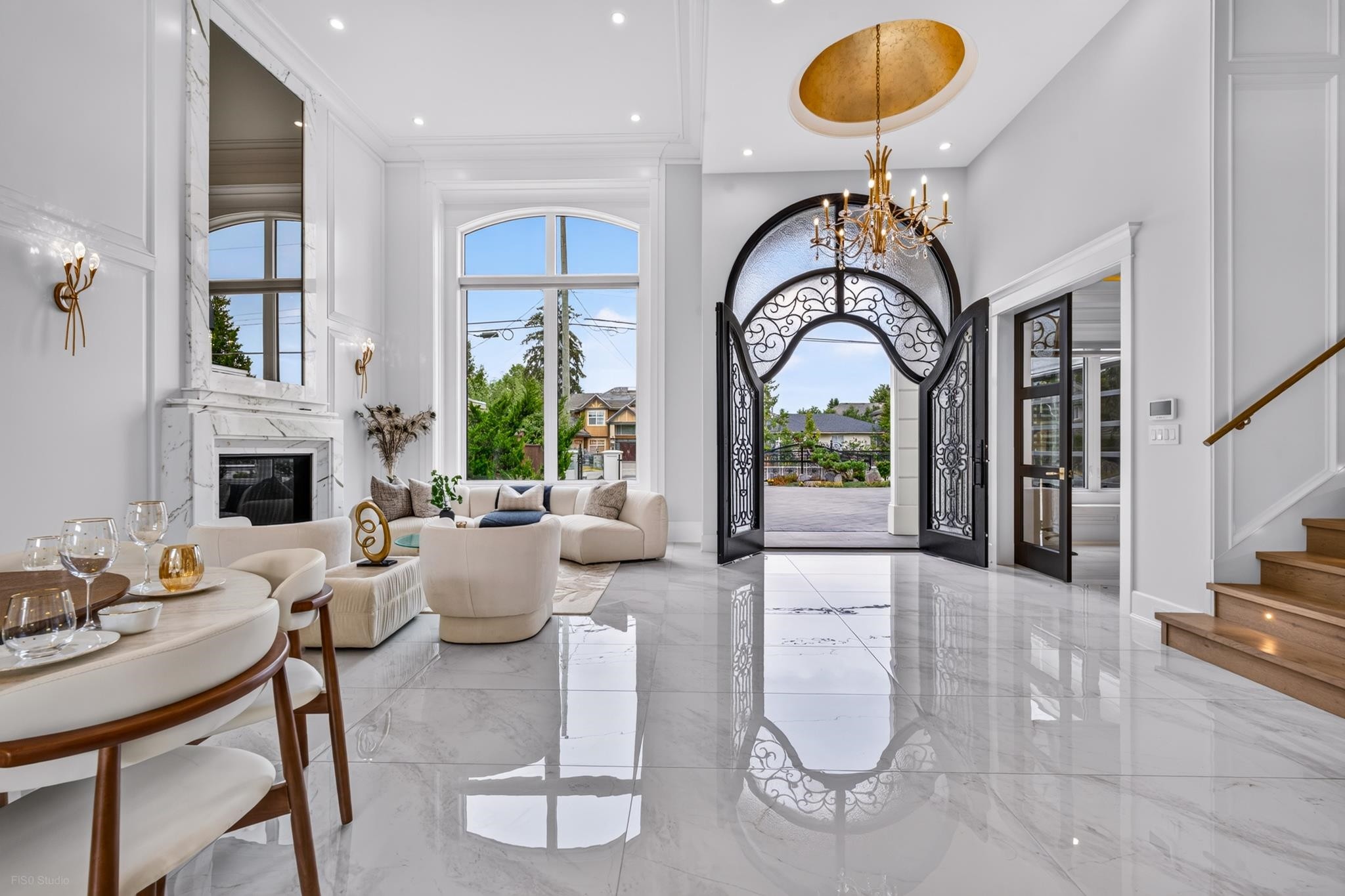 8480 Mowbray Road, Richmond, BC - Indoor With Fireplace