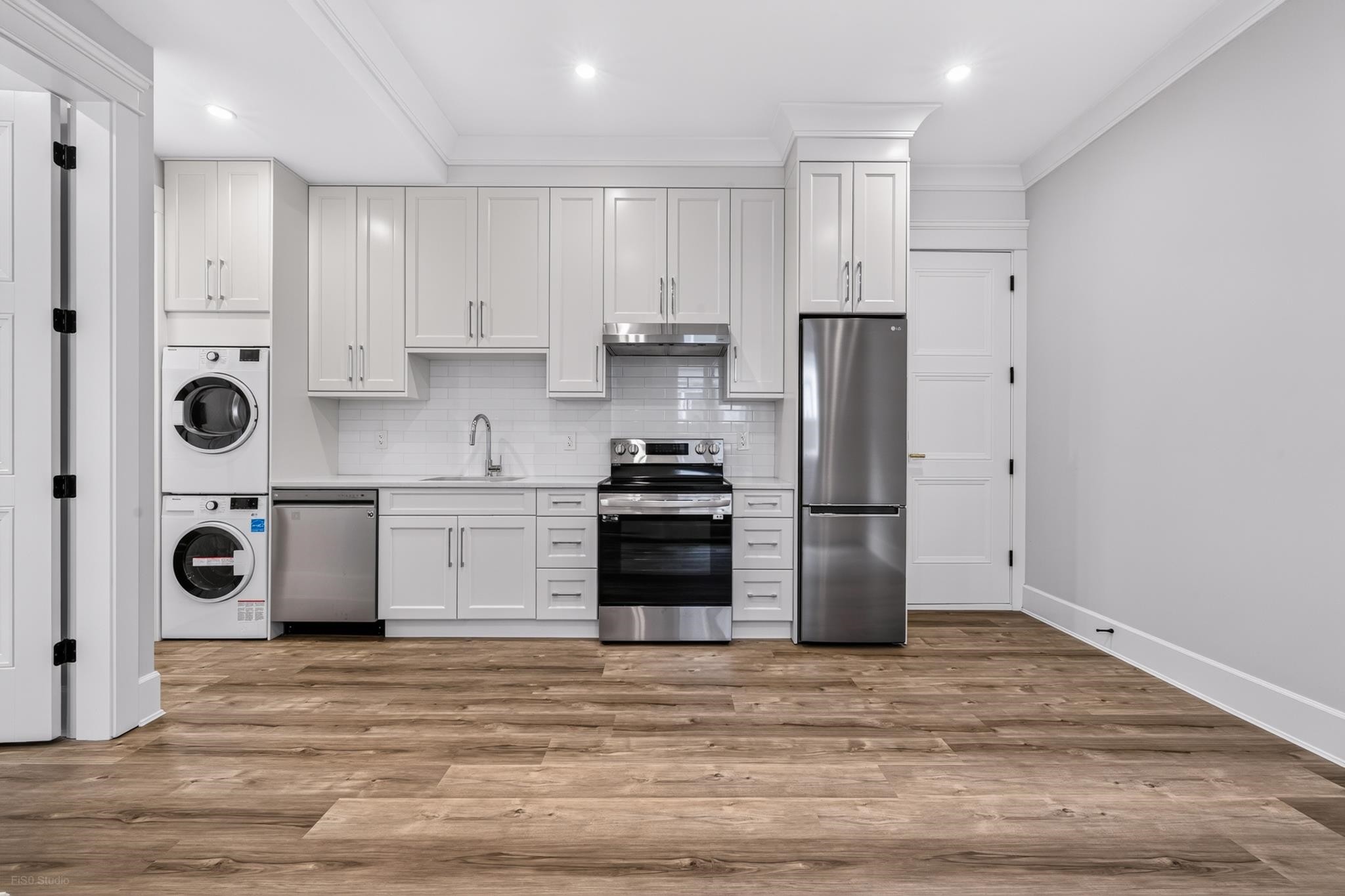 8480 Mowbray Road, Richmond, BC - Indoor Photo Showing Kitchen