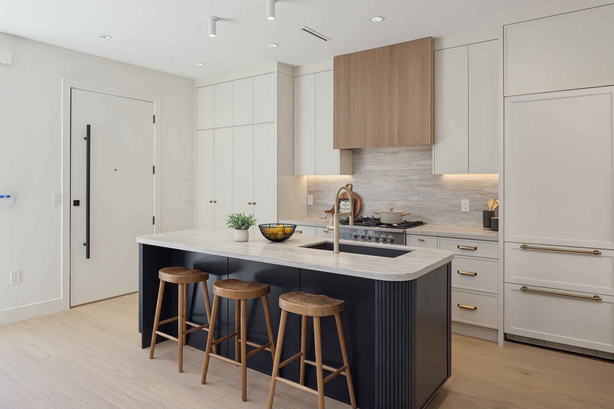 1-2815 Trinity Street, Vancouver, BC - Indoor Photo Showing Kitchen With Upgraded Kitchen