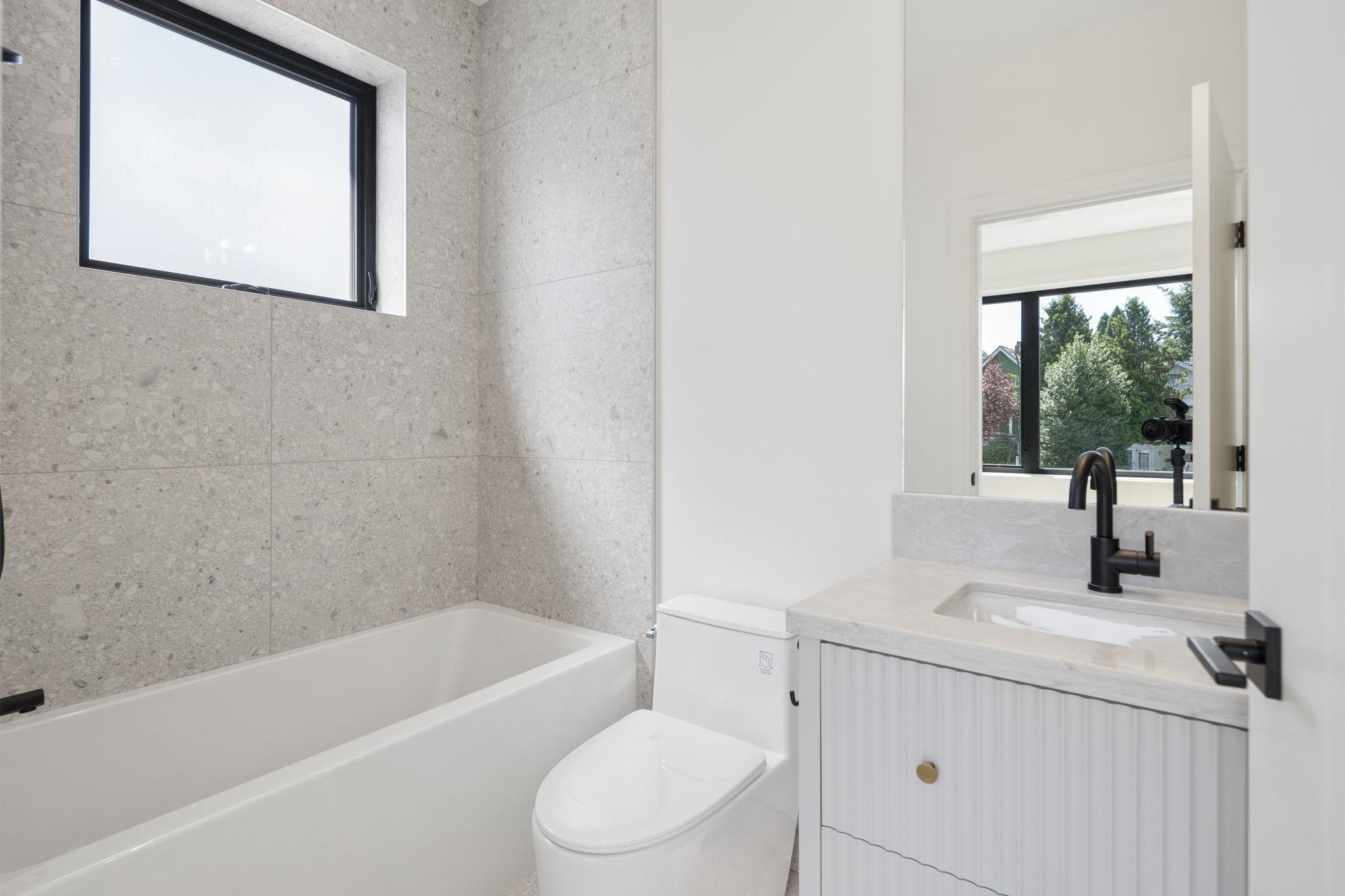 1-2815 Trinity Street, Vancouver, BC - Indoor Photo Showing Bathroom