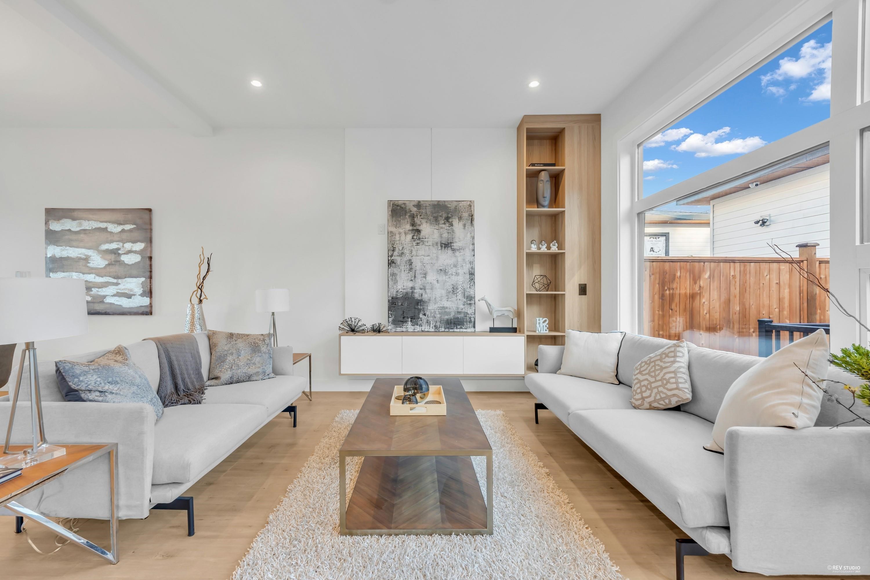 13618 232St Street, Maple Ridge, BC - Indoor Photo Showing Living Room