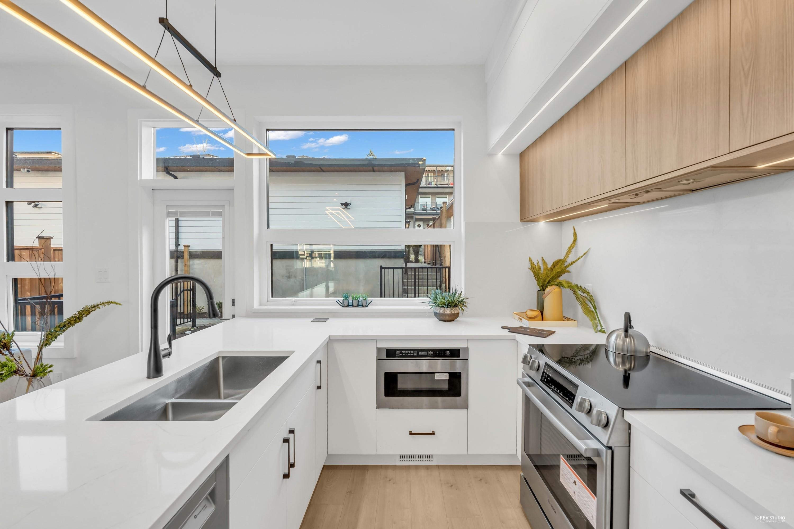 13618 232St Street, Maple Ridge, BC - Indoor Photo Showing Kitchen With Double Sink With Upgraded Kitchen
