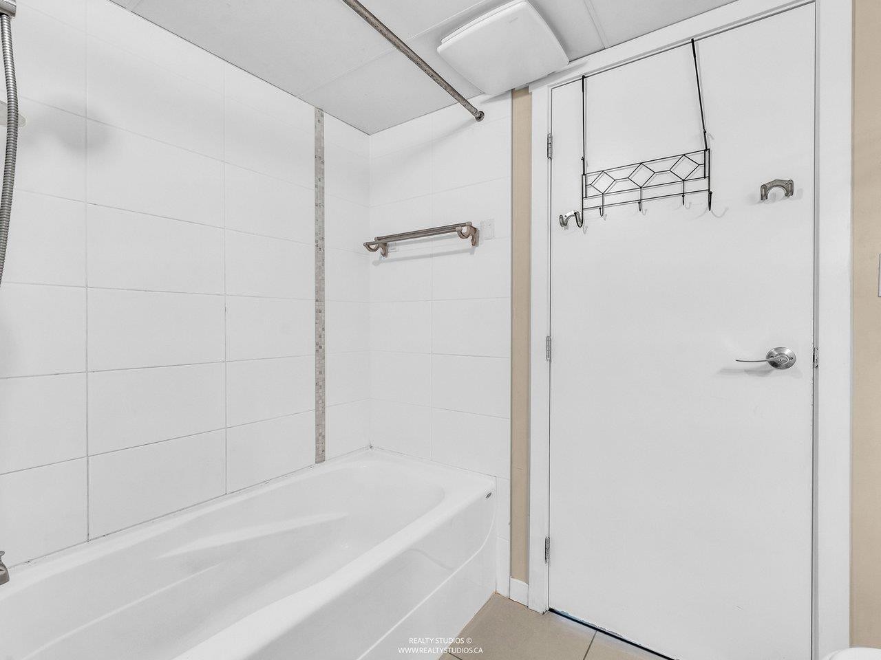 392-4133 Stolberg Street, Richmond, BC - Indoor Photo Showing Bathroom