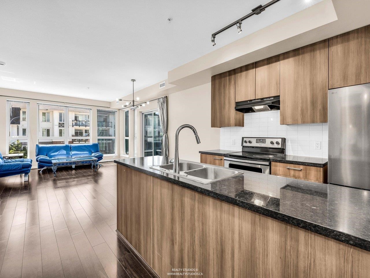 392-4133 Stolberg Street, Richmond, BC - Indoor Photo Showing Kitchen With Double Sink With Upgraded Kitchen