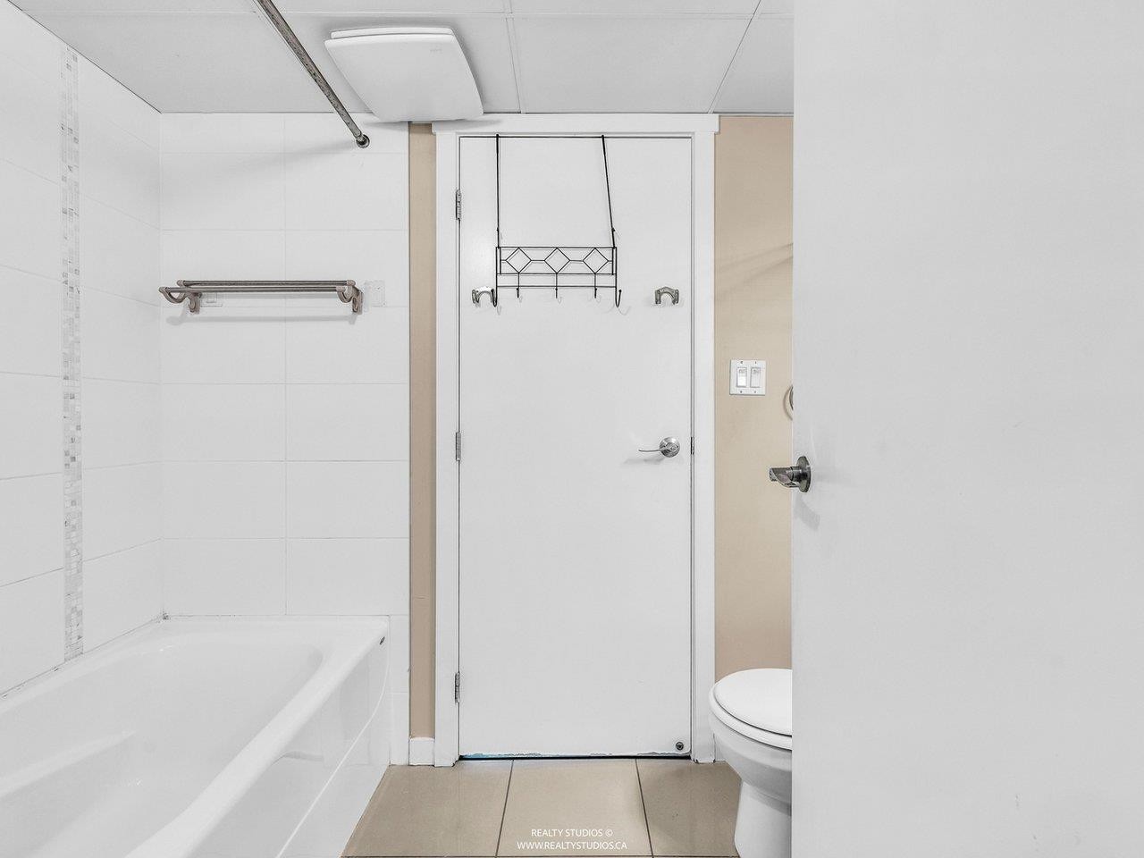 392-4133 Stolberg Street, Richmond, BC - Indoor Photo Showing Bathroom