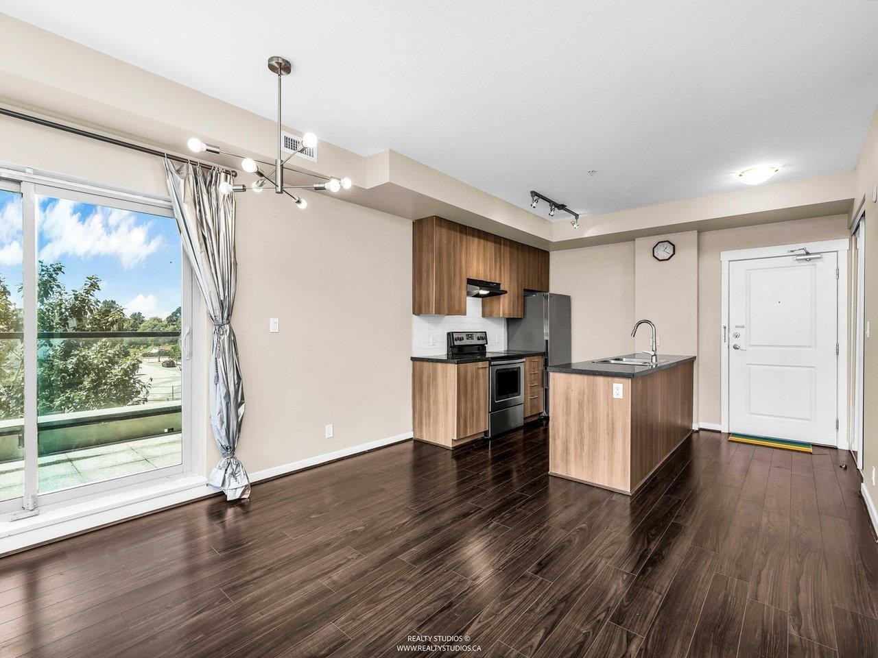 392-4133 Stolberg Street, Richmond, BC - Indoor Photo Showing Kitchen