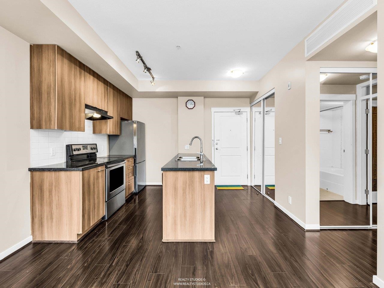 392-4133 Stolberg Street, Richmond, BC - Indoor Photo Showing Kitchen