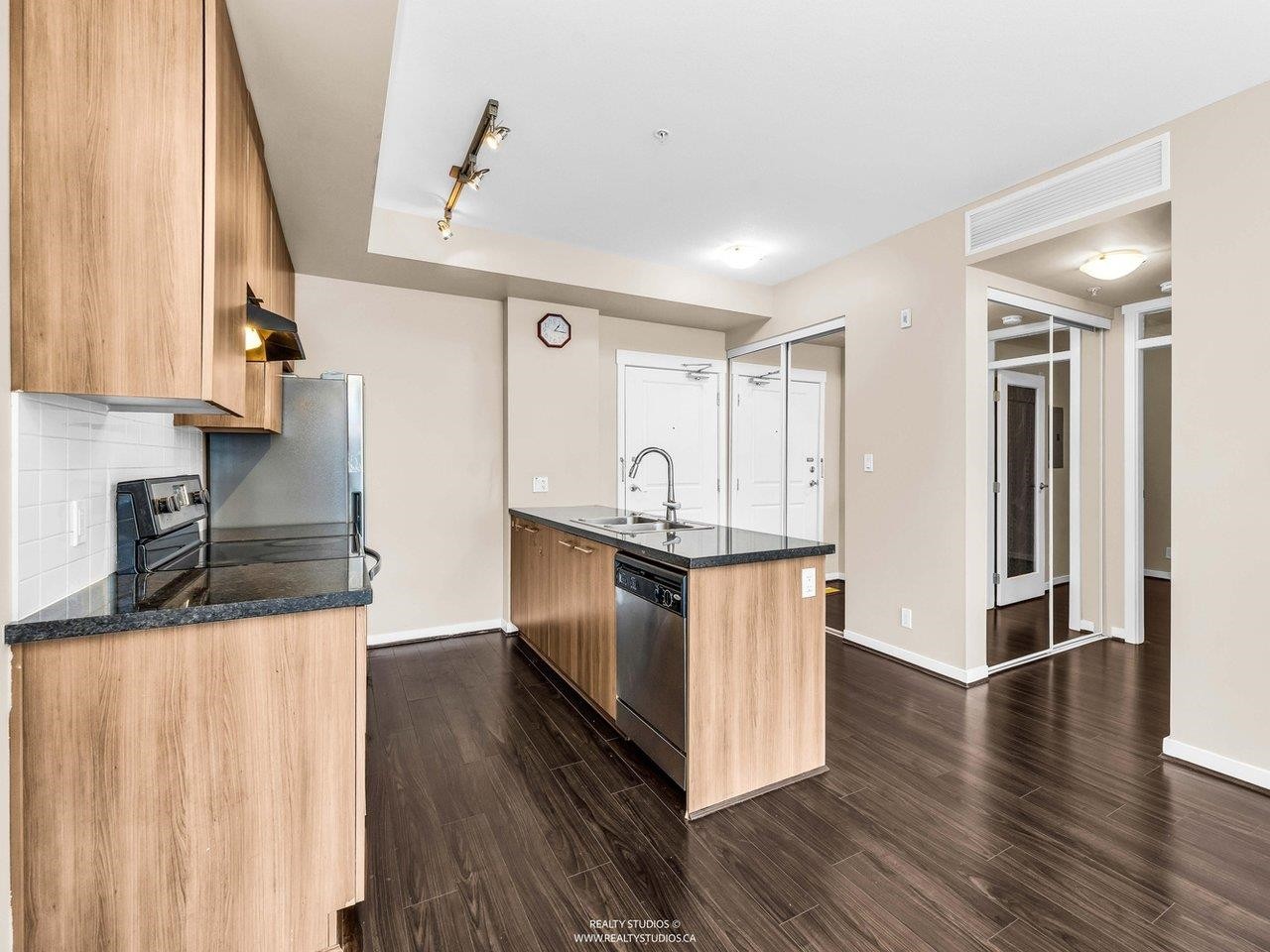 392-4133 Stolberg Street, Richmond, BC - Indoor Photo Showing Kitchen