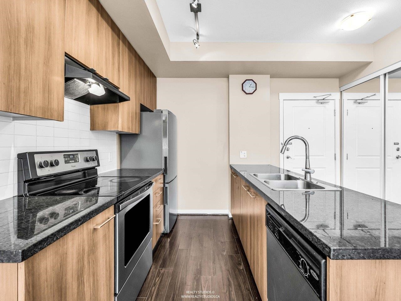 392-4133 Stolberg Street, Richmond, BC - Indoor Photo Showing Kitchen With Double Sink With Upgraded Kitchen