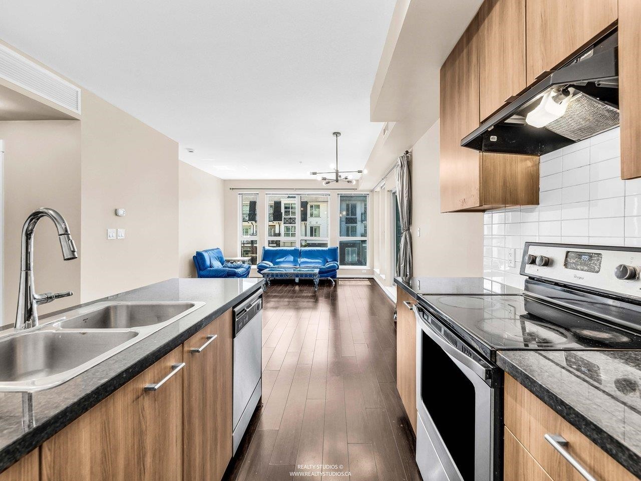 392-4133 Stolberg Street, Richmond, BC - Indoor Photo Showing Kitchen With Double Sink With Upgraded Kitchen